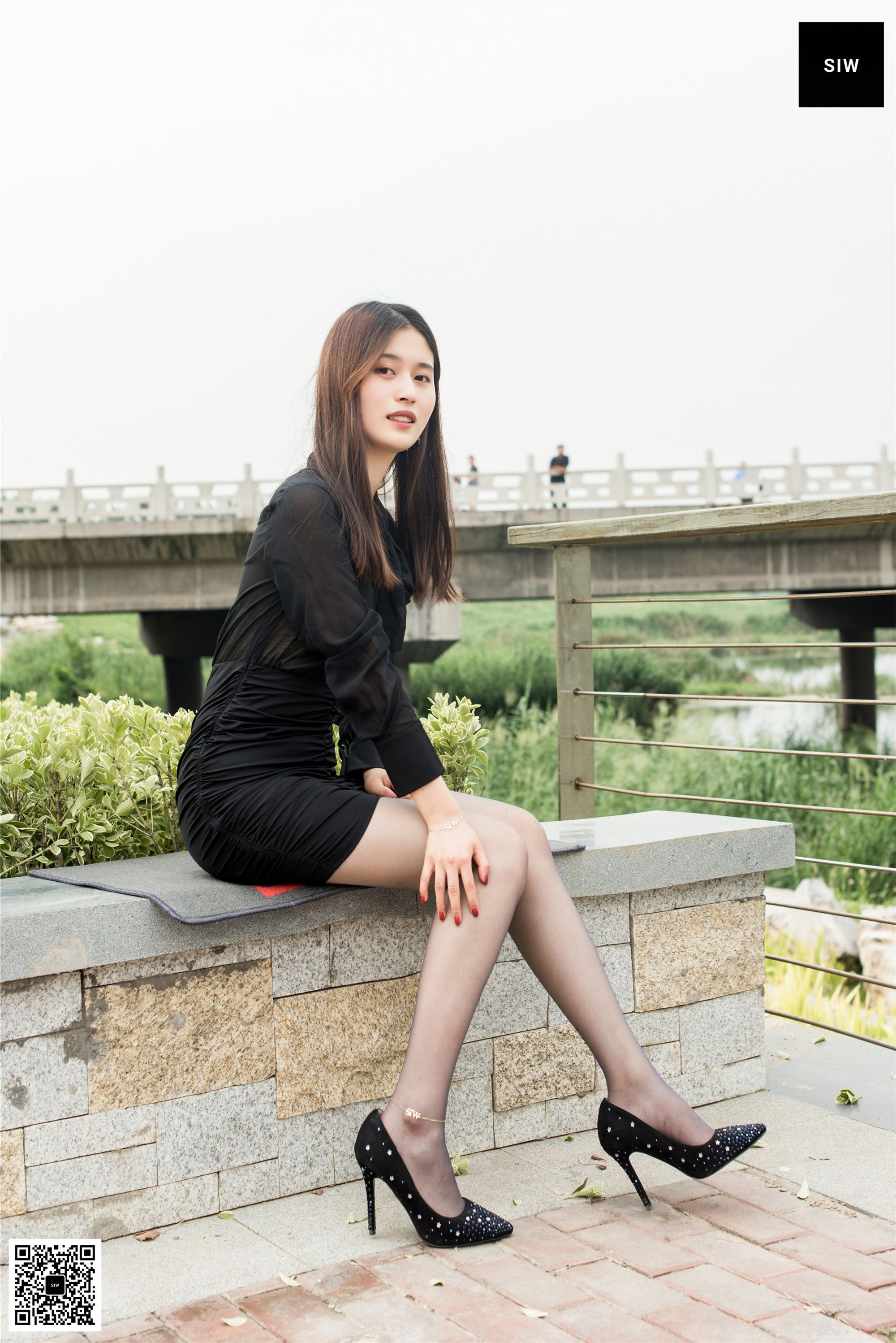 SIW斯文传媒 049 黑色薄纱长袖挂脖丝带连衣裙 - 甄真